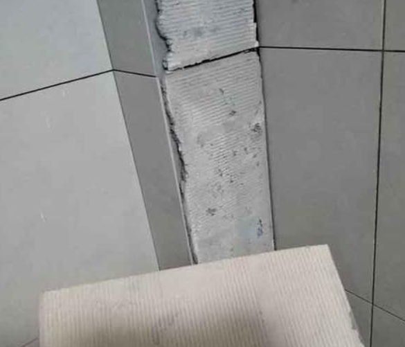 华安瓷砖空鼓维修公司分享下厨房瓷砖脱落的补救措施。